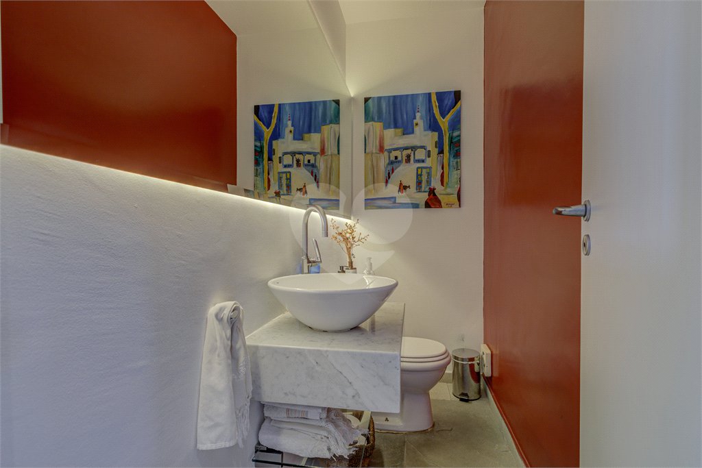 Casa à venda com 4 quartos, sendo 2 suítes, no condomínio Vila Antonieta, São Paulo - SP