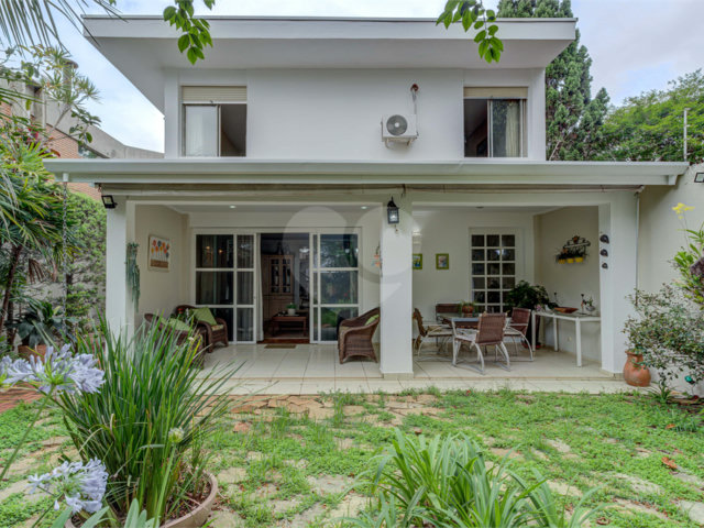 Casa à venda ou para alugar com 4 quartos, sendo 2 suítes,  em Ibirapuera, São Paulo, SP
