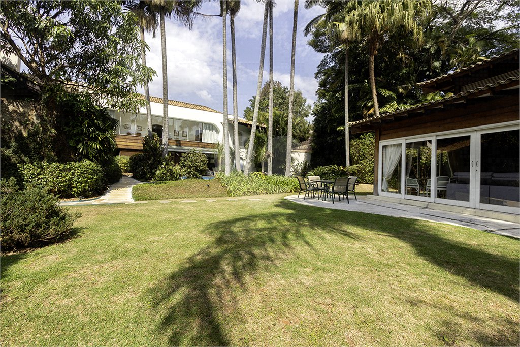 Casa à venda com 4 quartos, sendo 3 suítes, em Cidade Jardim, São Paulo, SP