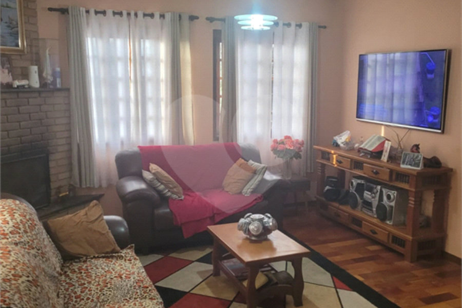Casa à venda com 4 quartos, sendo 1 suíte, no condomínio Parque Suiça, Caieiras - SP