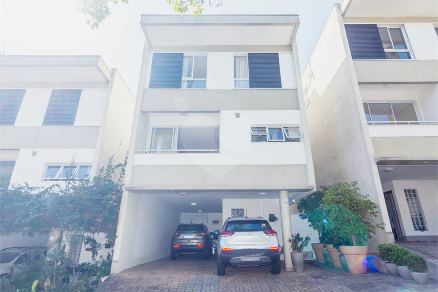 Casa à venda com 4 quartos, sendo 2 suítes, no condomínio Domus, São Paulo - SP