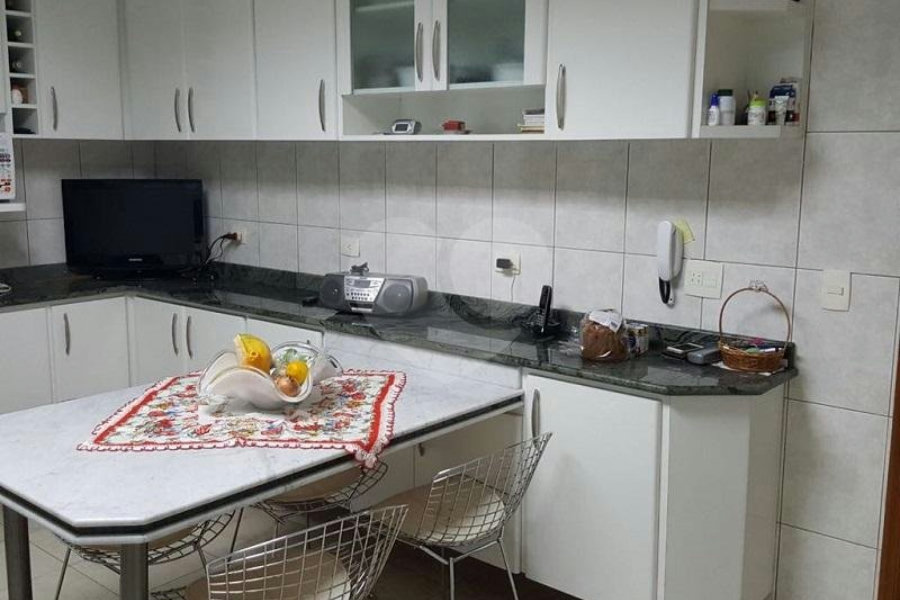 Casa à venda com 3 suítes no condomínio Village, São Paulo - SP