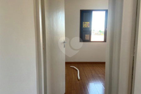 Sobrado à venda com 3 quartos, sendo 1 suíte,  em Parque Maria Domitila, São Paulo, SP