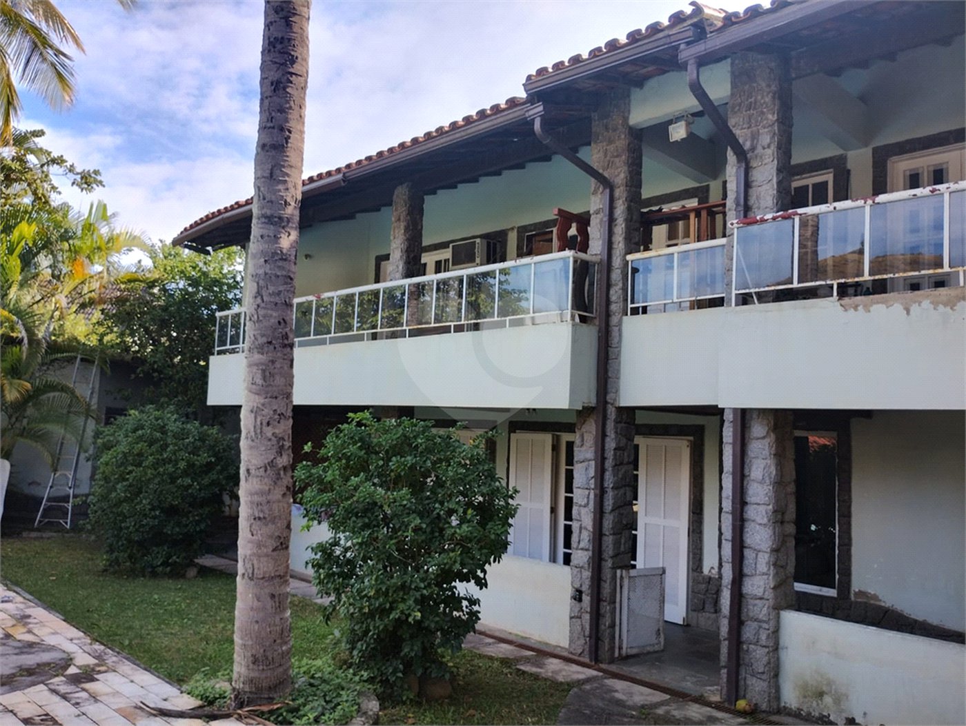 Casa à venda com 5 quartos, sendo 3 suítes, no condomínio Vilarejo, Rio de Janeiro - RJ