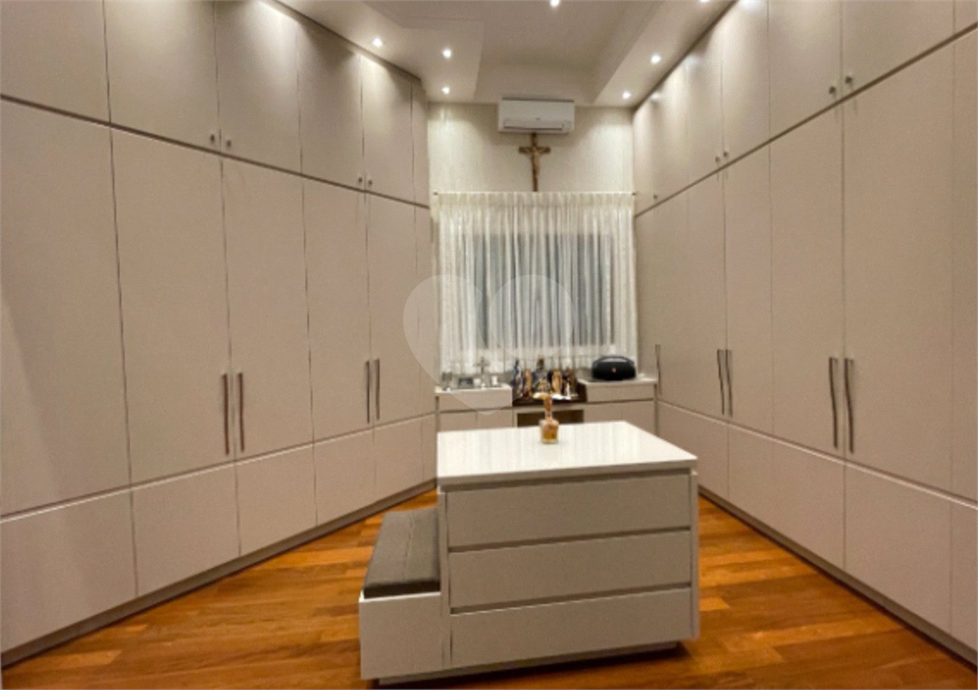 Casa à venda com 4 suítes no condomínio Halvétia Country Residencial, Indaiatuba - SP