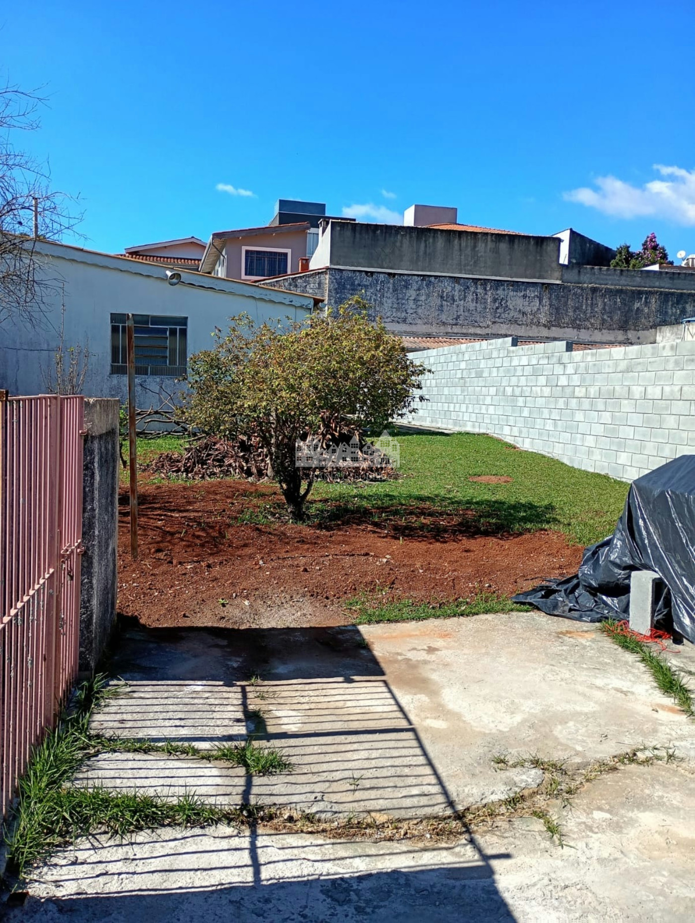 Terreno com benfeitorias à venda perto da Alameda Lucas, Atibaia - SP