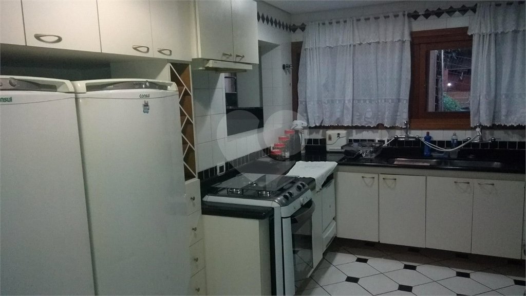 Casa à venda com 4 quartos, sendo 2 suítes, no condomínio Champs Elysees Village, Mairiporã - SP