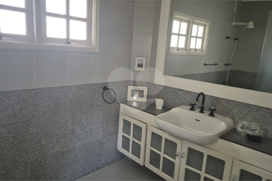 Casa à venda com 4 quartos, sendo 3 suítes, no condomínio Chácara das Rosas, São Paulo - SP