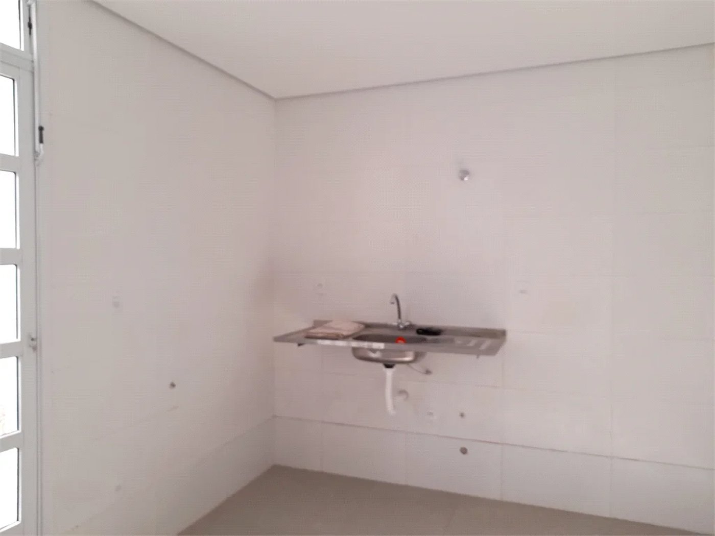Sobrado novo com duas suites , duas vagas .