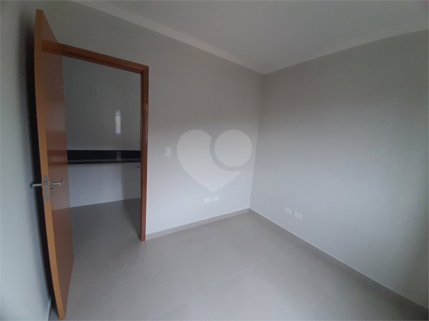 Apartamento VENDER com 44m2, com 2 quartos, banheiro, sala integrada à cozinha e 1 vaga de garagem