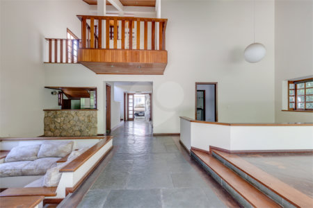 Casa à venda com 5 quartos, sendo 3 suítes, no condomínio Granja do Morumbi, São Paulo - SP