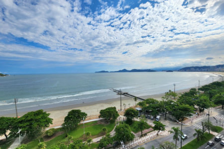 Apartamento Alto Padrão Frente Mar com 4 Dormitórios, 3 Suítes e 3 Vagas na Orla de Santos