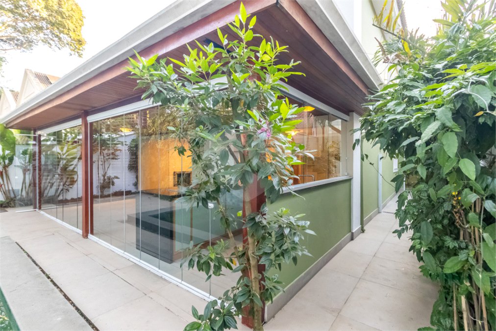 Casa à venda com 4 quartos, sendo 3 suítes, no condomínio Village Place, São Paulo - SP