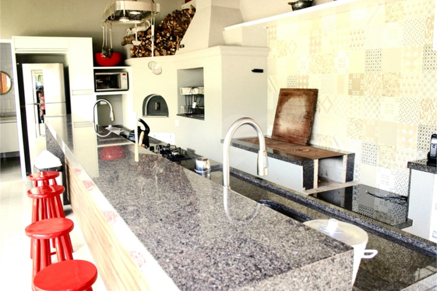 Casa à venda com 5 suítes no condomínio Suíça da Cantareira, Mairiporã - SP