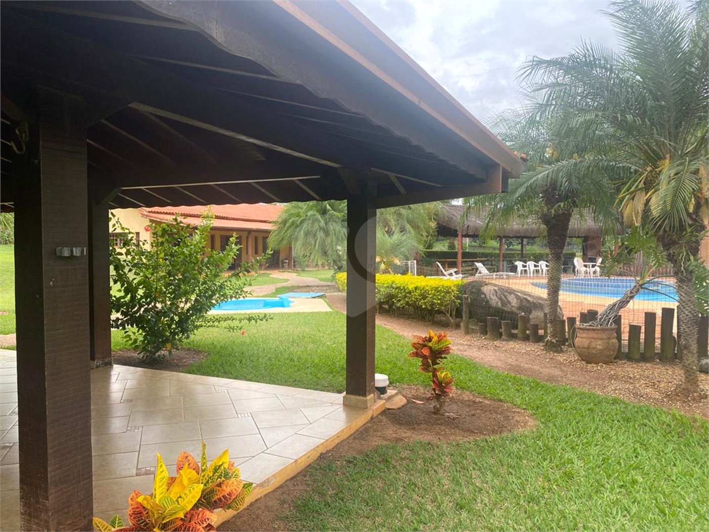 Casa à venda com 8 quartos, sendo 4 suítes, no condomínio Santa Filomena, Salto - SP