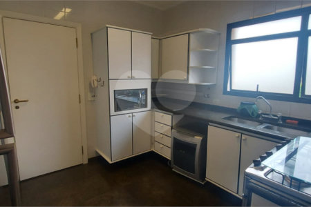 Apartamento à venda no Campo Belo de 245m² com 3 suítes e 3 vagas