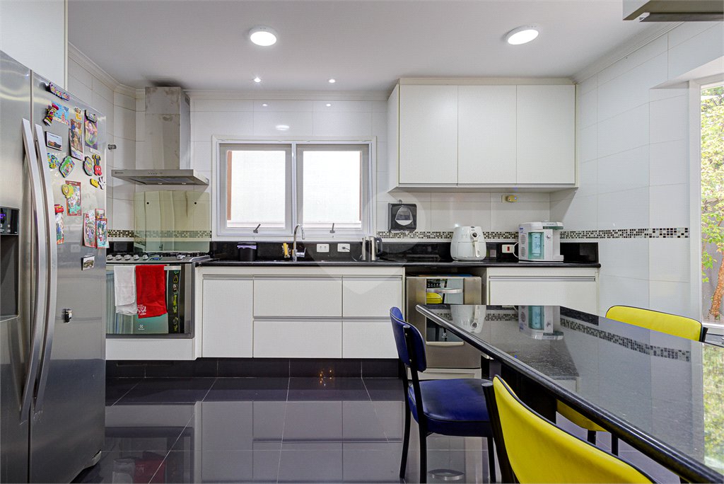 Casa à venda com 4 quartos, sendo 2 suítes, no condomínio Vila dos Ipês, São Paulo - SP