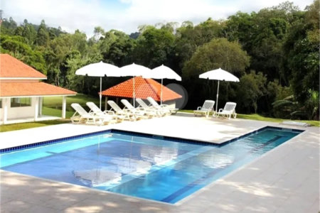 Casa à venda com 3 quartos, sendo 2 suítes, no condomínio Altos de São Roque, São Roque - SP