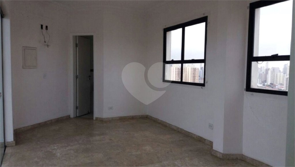Cobertura duplex à venda na Mooca de 277m² com 3 dormitórios, 1 suíte e 3 vagas.