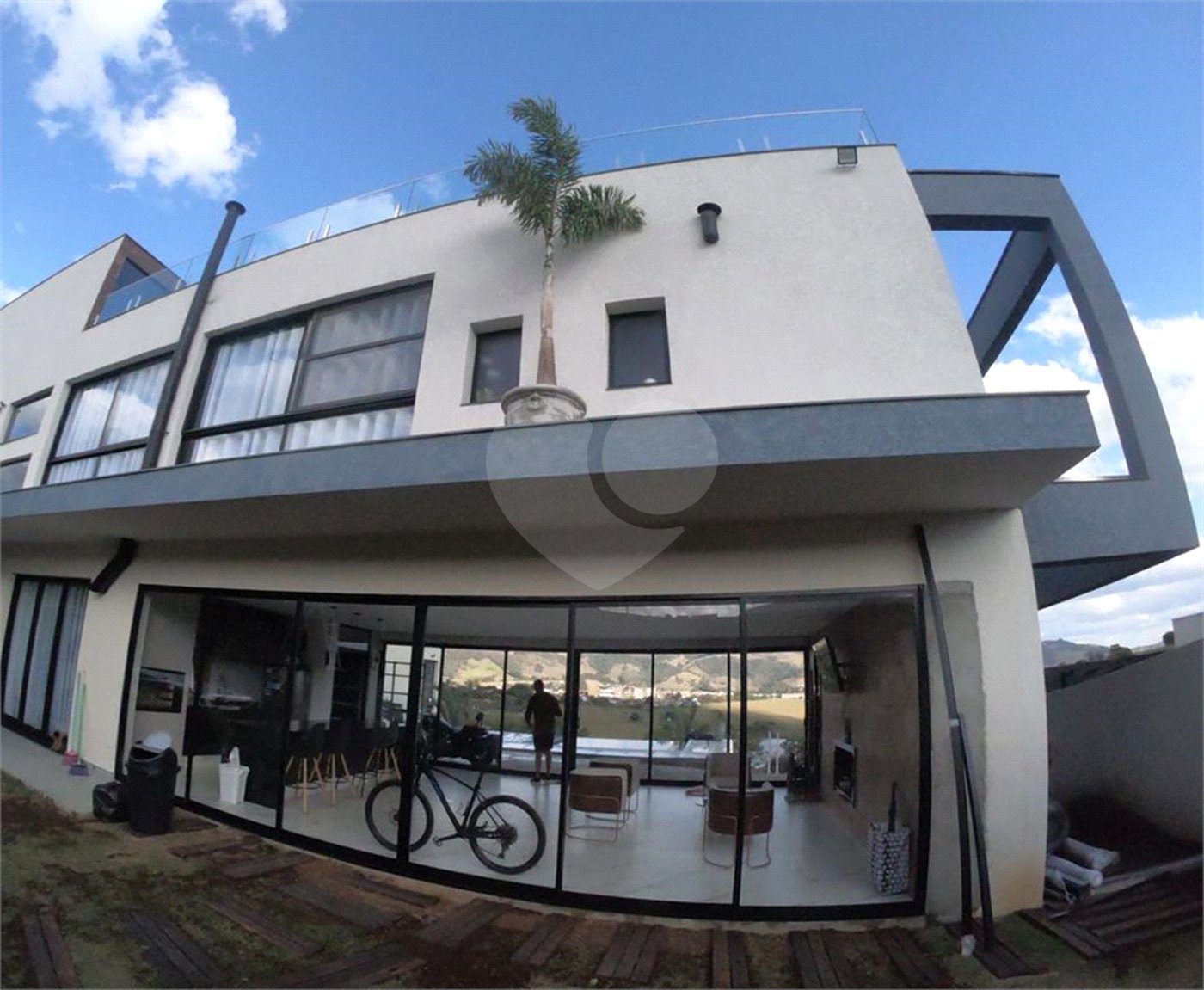 Sobrado à venda com 4 quartos, sendo 2 suítes,  no Centro, Joanópolis, SP