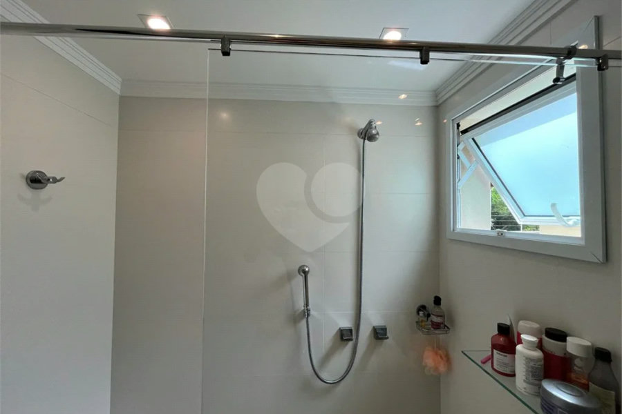 Casa à venda com 4 quartos, sendo 2 suítes, no condomínio Floradas da Serra, São Paulo - SP