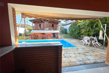 Casa à venda com 3 quartos, sendo 1 suíte, no condomínio Estância Marambaia, Vinhedo - SP