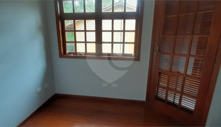 Sobrado à venda com 4 quartos, sendo 3 suítes,  em Serra da Cantareira, Mairiporã, SP