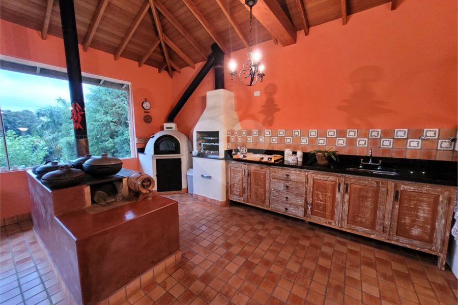 Casa à venda com 3 quartos, sendo 1 suíte, no condomínio Suíça da Cantareira, Mairiporã - SP