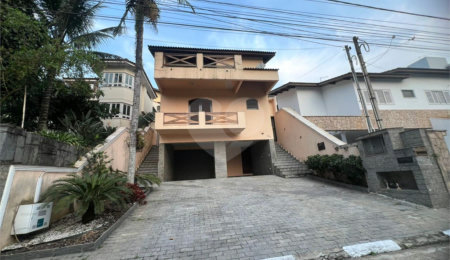 Sobrado à venda ou para alugar com 3 quartos, sendo 2 suítes,  em Arujázinho Iv, Arujá, SP