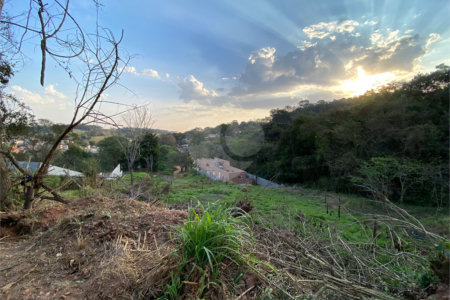 Terreno em Atibaia com 415 metros e pronto para construir no bairro Jardim Paulista, aceita financiamento