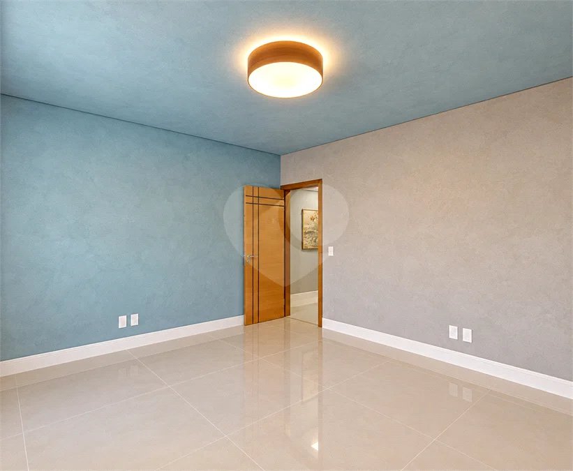 Sobrado geminado com 185 m², 3 suítes, closet, 4 vagas, área gourmet, sótão, energia solar, aquecimento de água e sistema completo de segurança.