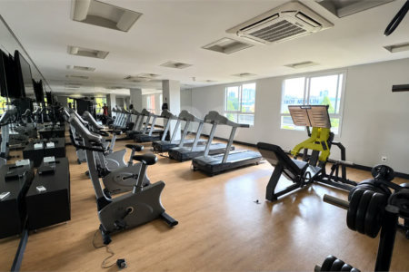 Apartamento de 127 m² em andar alto, com vista livre, 3 suítes planejadas, sacada gourmet envidraçada, 2 vagas e lazer completo, próximo ao Shopping Golden Square e à Avenida Kennedy.