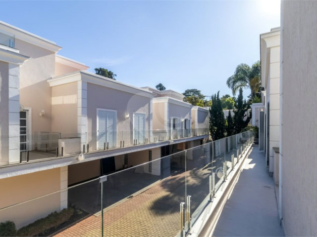 Casa à venda com 4 quartos, sendo 2 suítes,  no condomínio Stephanie, São Paulo - SP