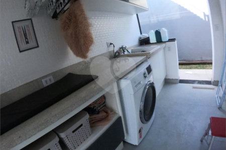 Sobrado à venda com 4 quartos, sendo 2 suítes,  no Centro, Joanópolis, SP