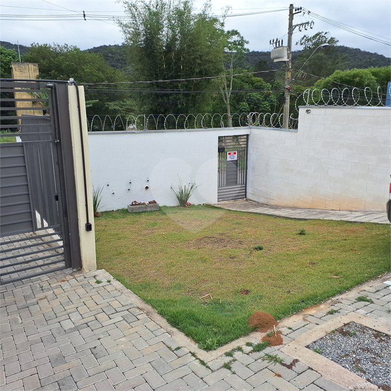 Casa à venda com 2 quartos no condomínio Residencial Cristal Lll, Mogi das Cruzes - SP