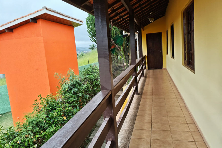 Casa à venda com 4 quartos, sendo 2 suítes,  em Country Residencial Felix, Bom Jesus dos Perdões, SP