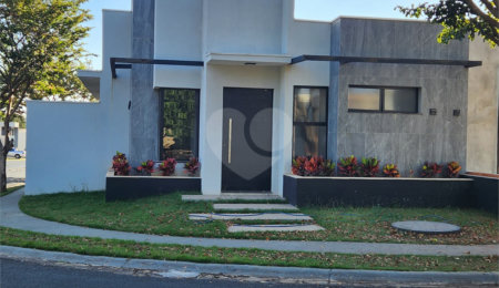 Casa à venda com 3 quartos, sendo 1 suíte, no condomínio Jd. Parque Alvorada, Araraquara - SP