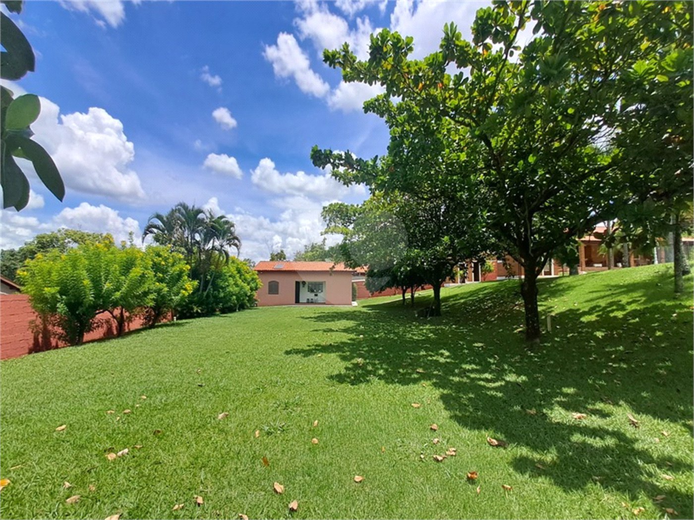 Casa à venda com 3 quartos, sendo 1 suíte, no condomínio Residencial Vale das Laranjeiras, Indaiatuba - SP