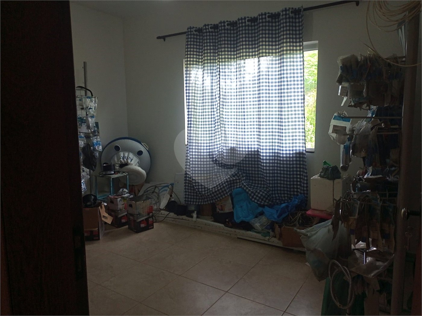 Casa à venda com 4 quartos, sendo 1 suíte,  no condomínio Village da Serra, Araçoiaba da Serra - SP