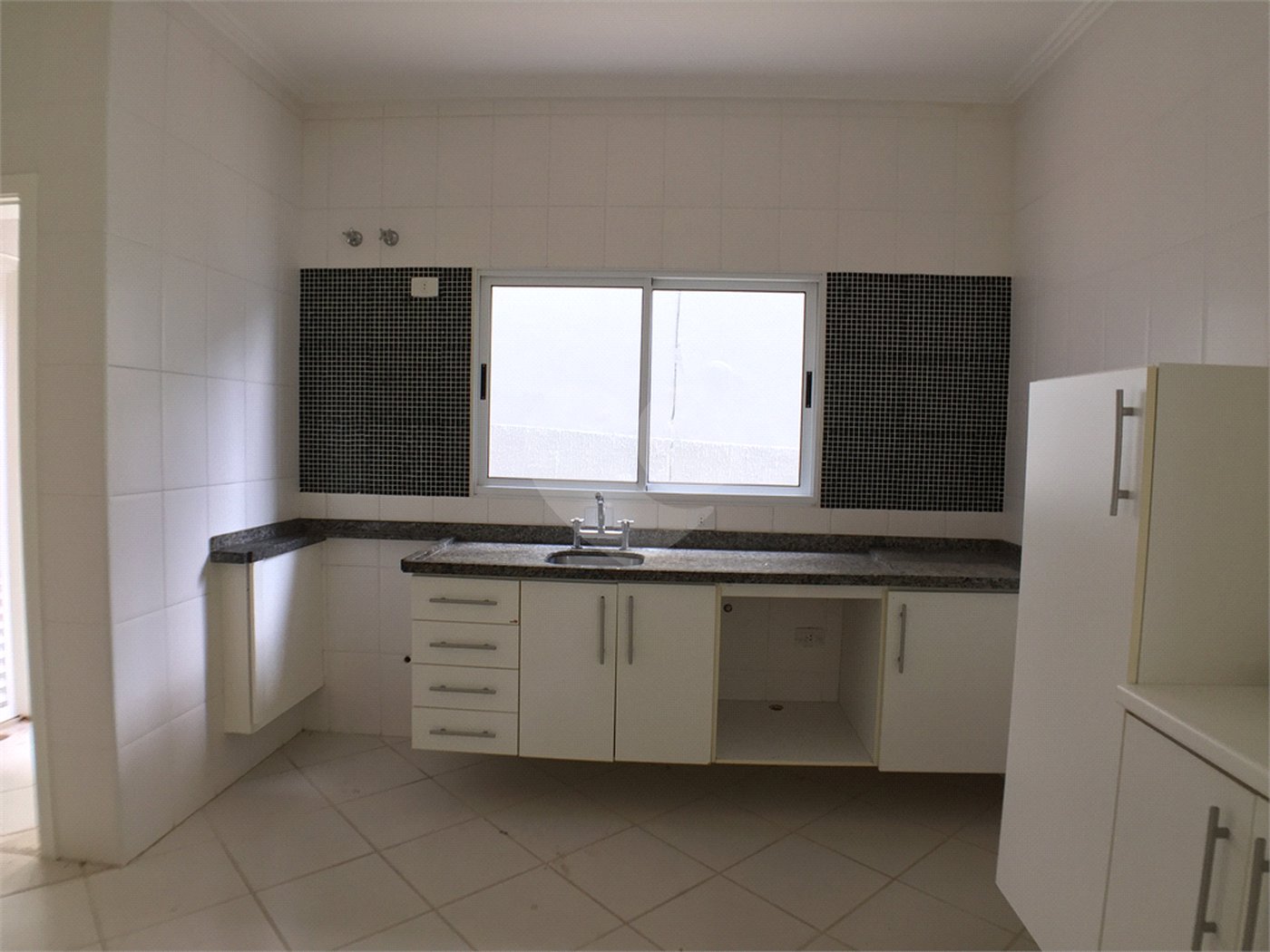 Casa à venda ou para alugar com 3 suítes no condomínio Recanto dos Paturis, Vinhedo - SP