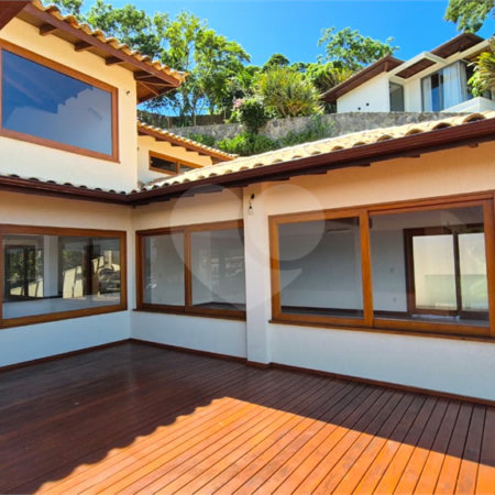 Casa à venda com 8 quartos, sendo 7 suítes, em Ferradura, Armação dos Búzios, RJ