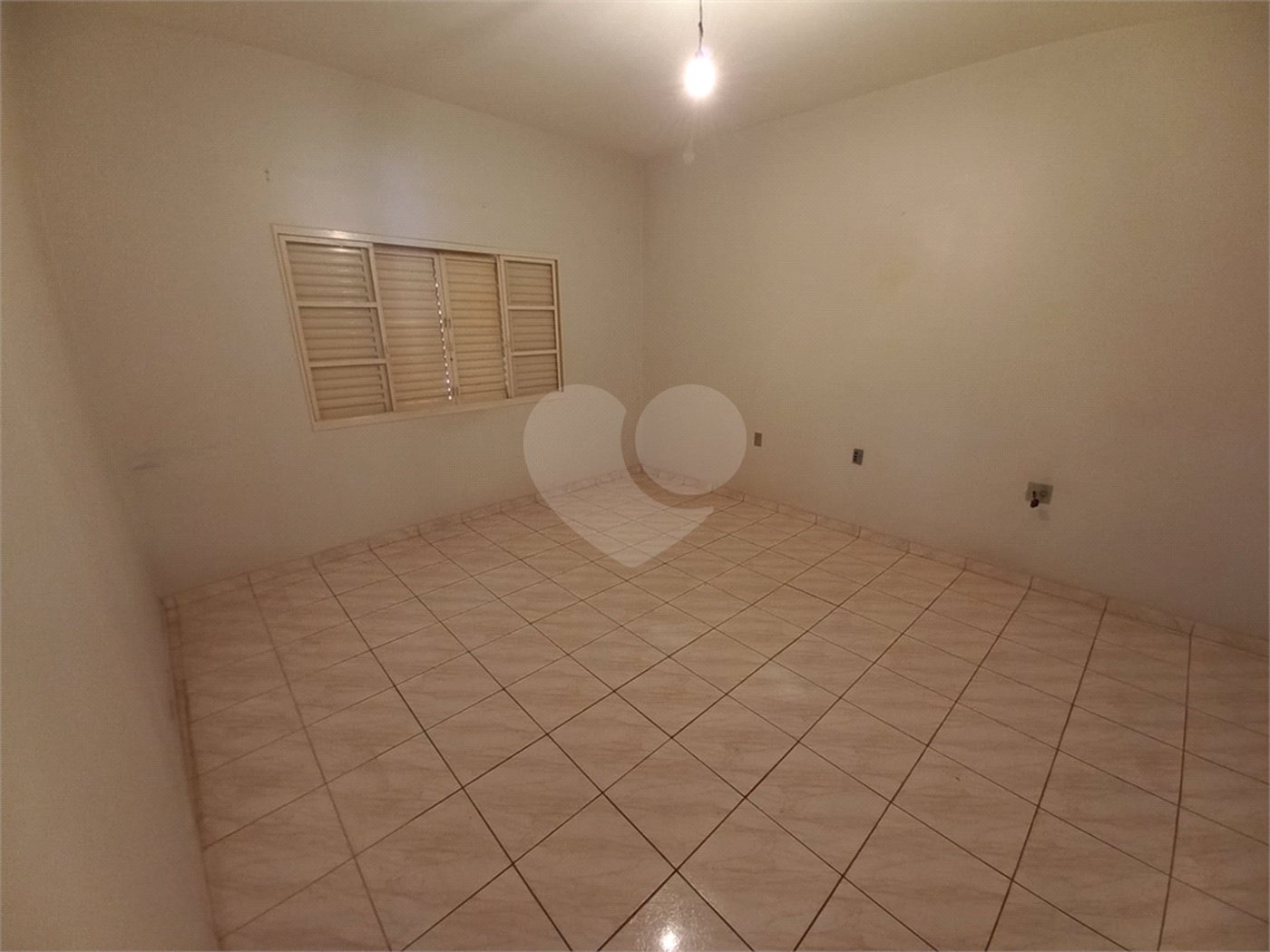 Casa Térrea com 3 dormitórios, sendo 1 suíte.