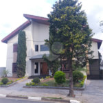 Casa à venda com 4 quartos, sendo 3 suítes, no condomínio Arujá 5, Arujá - SP