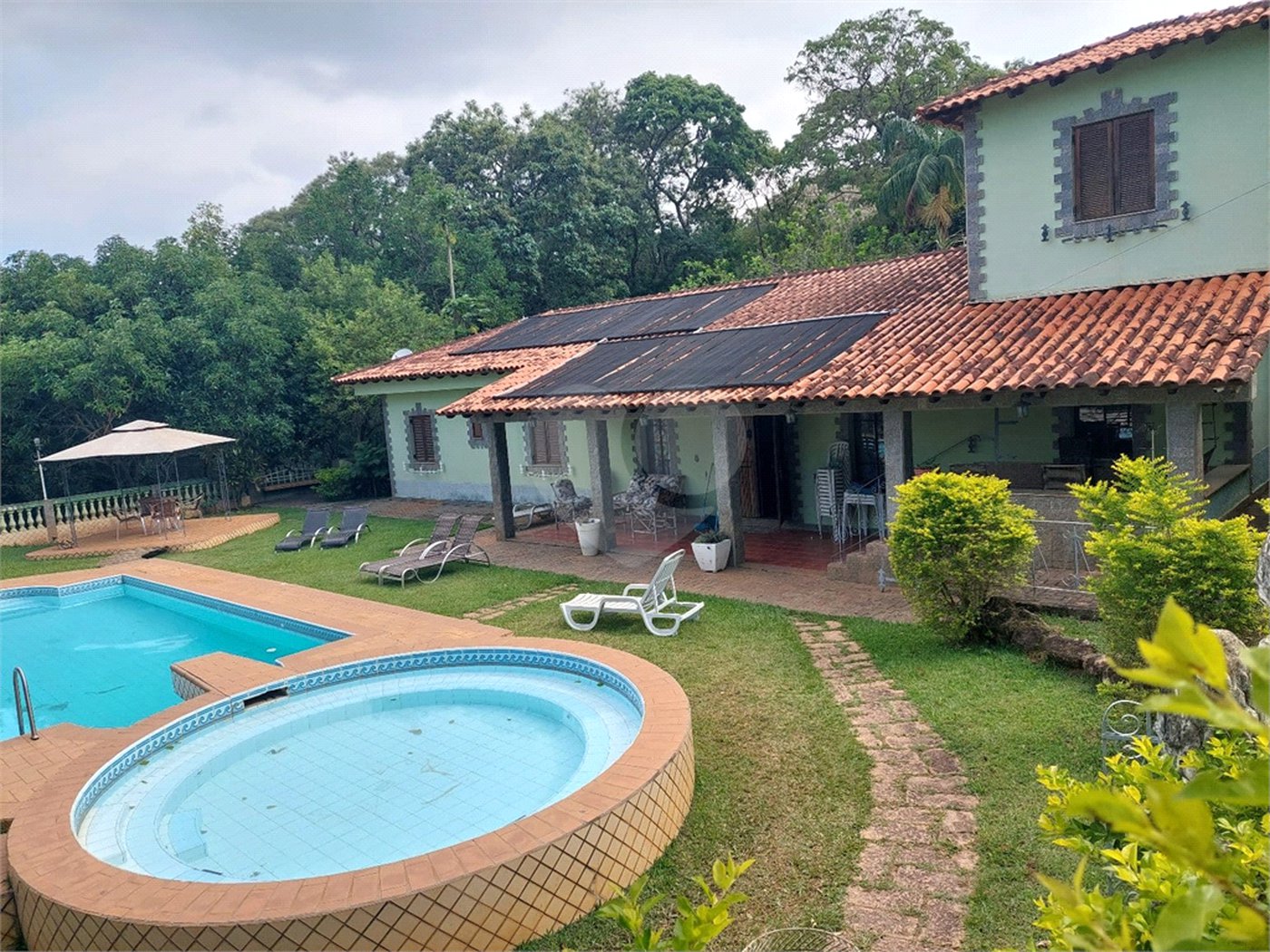 Casa à venda ou para alugar com 5 quartos, sendo 2 suítes, no condomínio Restinga Verde, São Roque - SP
