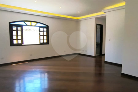 Sobrado à venda com 3 quartos, sendo 2 suítes, em Jardim Ivana, São Paulo, SP