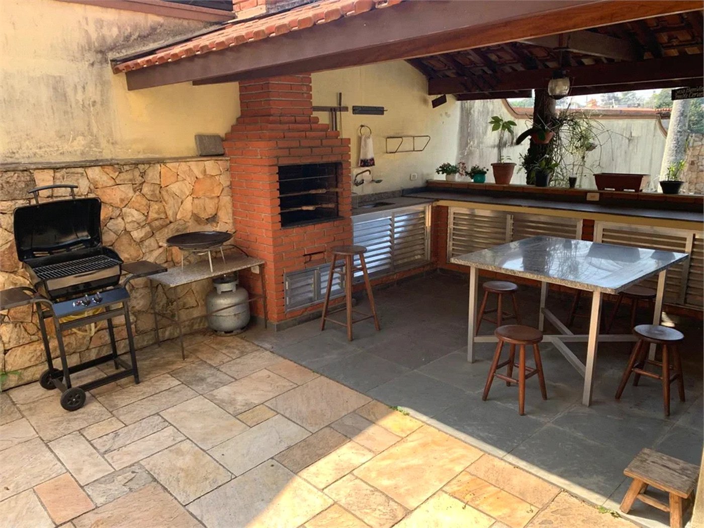 Casa à venda com 4 quartos, sendo 2 suítes, em Vila São Francisco, São Paulo, SP