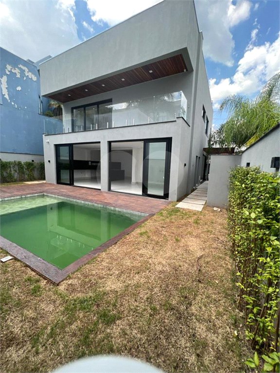 Casa à venda com 4 quartos, sendo 2 suítes, no condomínio Swiss Park, São Bernardo do Campo - SP