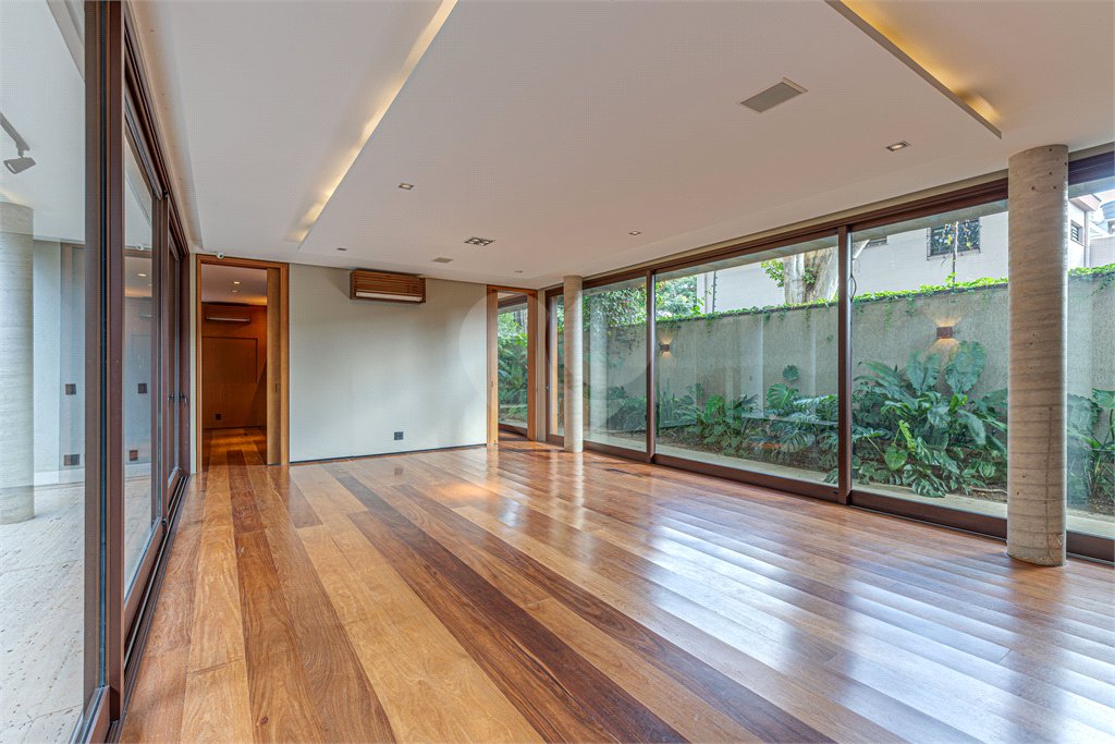 Casa à venda com 4 quartos, sendo 3 suítes, em Vila Nova Conceição, São Paulo, SP