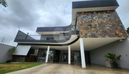 Sobrado à venda com 4 quartos, sendo 2 suítes,  em Jardim Botânico, Araraquara, SP