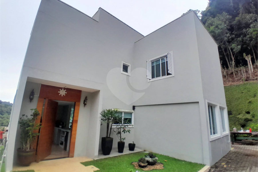 Casa à venda com 3 quartos, sendo 1 suíte,  no condomínio Alpes da Cantareira, Mairiporã - SP